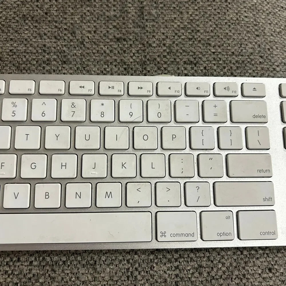 Apple A1234 USB Wired Keyboard w/ Numeric Keypad White Aluminum